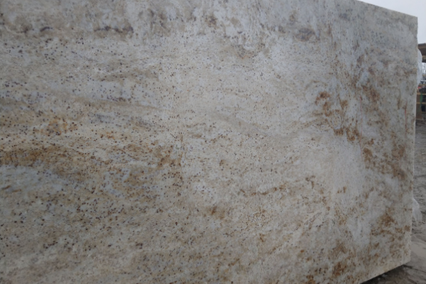 Granit Colonial Kashmir Gold – złocisto kremowy granit naturalny z Indii na parapety schody i blaty