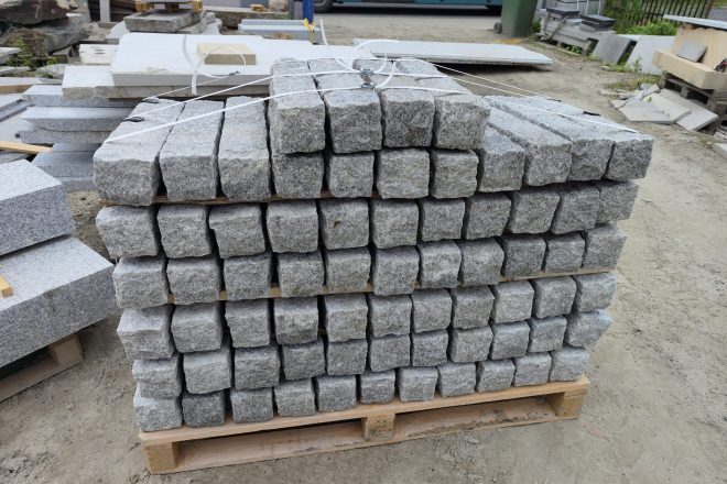Palisada granitowa o surowej strukturze – trwałe obrzeże do ogrodu i podjazdu.